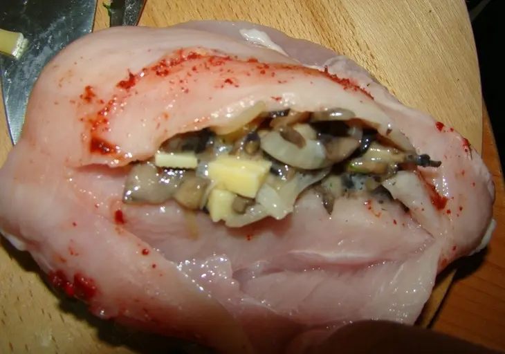 Куриные карманы-кошелёчки! (куриные грудки, фаршированные шампиньонами и сыром - на пару): шаг 5