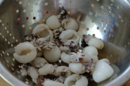 Маленькие каракатицы, фаршированные оливками и помидорами, в сливочно-винном соусе: шаг 1