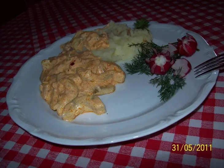 Огурцы тушёные в сметане.: шаг 5