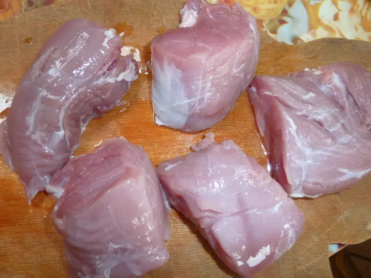 Шпигованное чесноком мясо на мангале с томатным соусом ( из серии "айда на пикник"): шаг 2