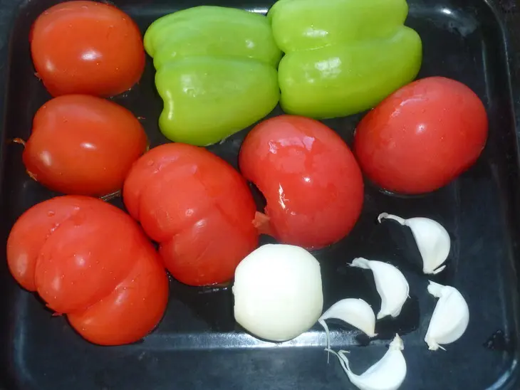 Шпигованное чесноком мясо на мангале с томатным соусом ( из серии "айда на пикник"): шаг 6