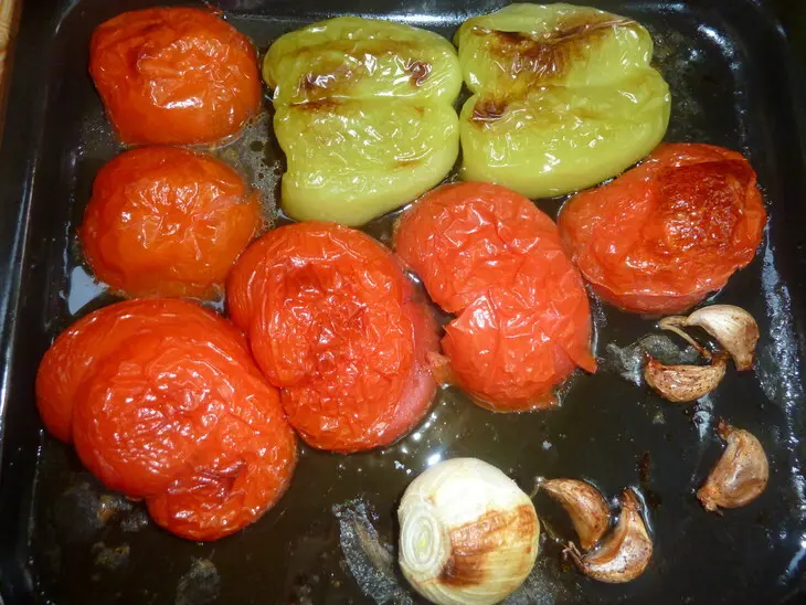 Шпигованное чесноком мясо на мангале с томатным соусом ( из серии "айда на пикник"): шаг 7