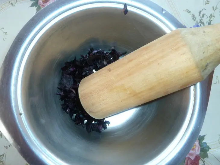 Шпигованное чесноком мясо на мангале с томатным соусом ( из серии "айда на пикник"): шаг 9