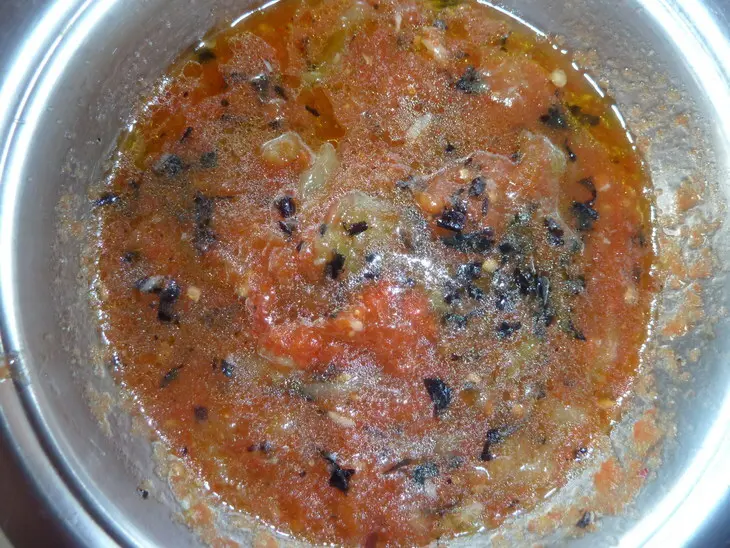 Шпигованное чесноком мясо на мангале с томатным соусом ( из серии "айда на пикник"): шаг 11