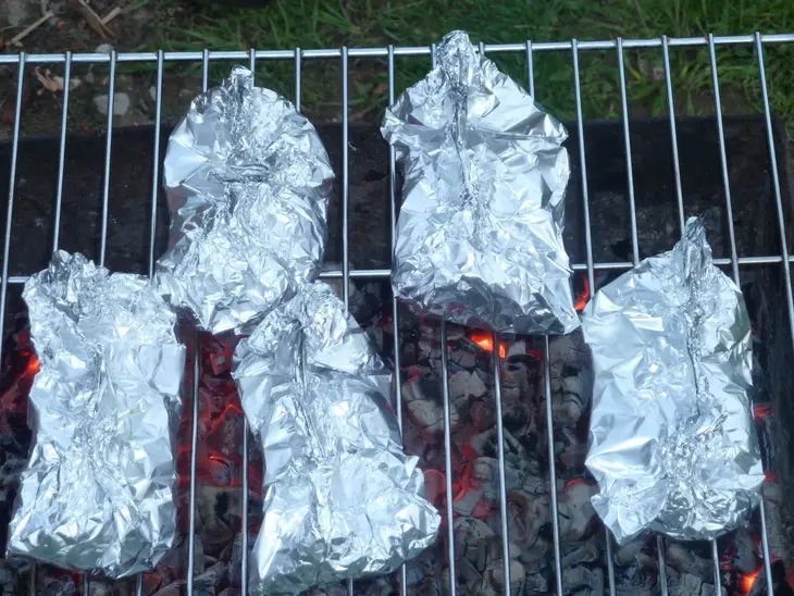 Шпигованное чесноком мясо на мангале с томатным соусом ( из серии "айда на пикник"): шаг 12
