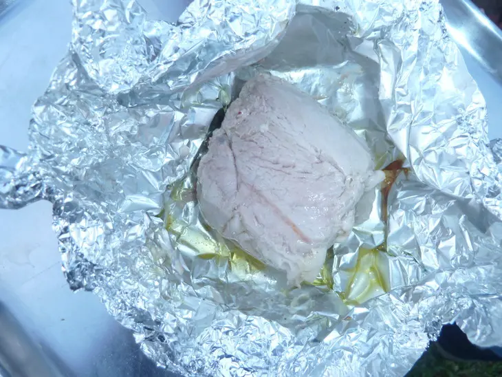 Шпигованное чесноком мясо на мангале с томатным соусом ( из серии "айда на пикник"): шаг 13
