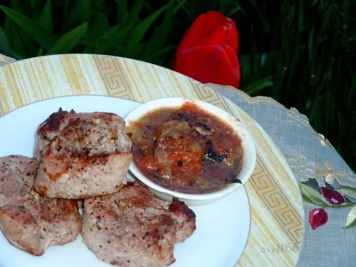 Шпигованное чесноком мясо на мангале с томатным соусом ( из серии "айда на пикник"): шаг 16