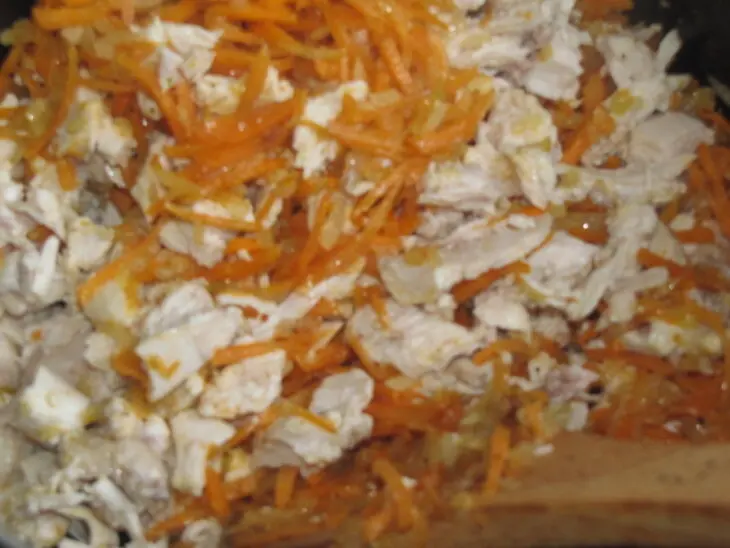 Рулет ис теста фило с куриной начинкой: шаг 2