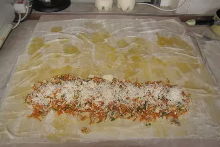 Рулет ис теста фило с куриной начинкой: шаг 5