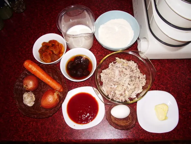Рулеты с куриным мясом, курагой и черносливом: шаг 1