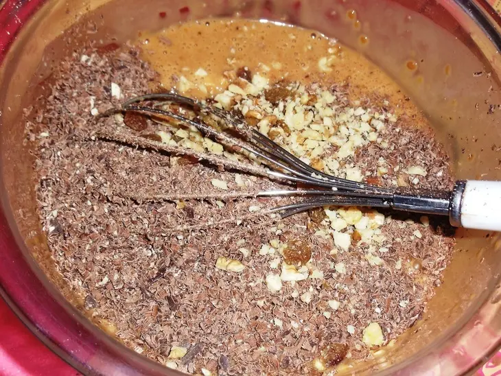 Шоколадный пудинг со сгущенкой, орехами и изюмом: шаг 2