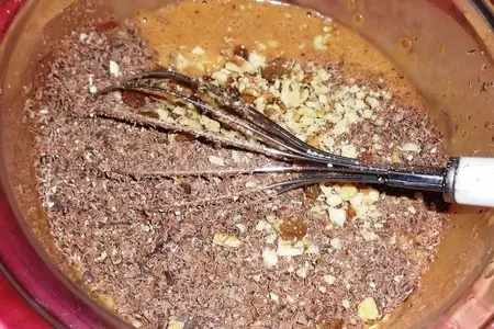 Шоколадный пудинг со сгущенкой, орехами и изюмом: шаг 2