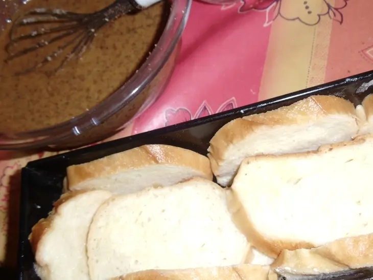 Шоколадный пудинг со сгущенкой, орехами и изюмом: шаг 4