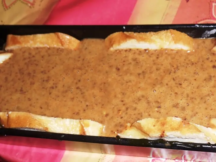 Шоколадный пудинг со сгущенкой, орехами и изюмом: шаг 5