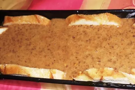 Шоколадный пудинг со сгущенкой, орехами и изюмом: шаг 5