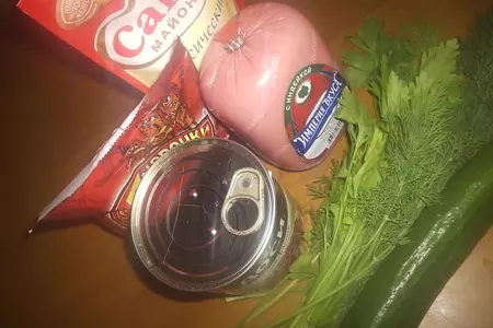 Салат из фасоли с зеленью и ветчиной: шаг 1