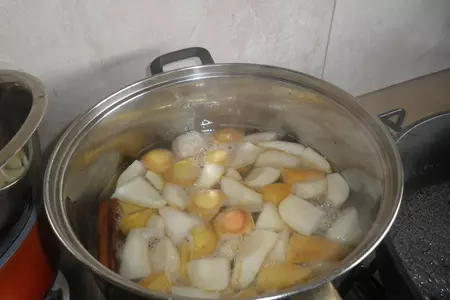 Шоколадный торт с грушами в вине и карамельным бальзамическим соусом: шаг 1