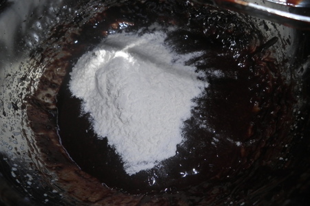 Шоколадный торт с грушами в вине и карамельным бальзамическим соусом: шаг 5