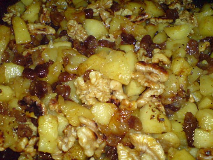 Штрудель с карамелизированными яблоками ,орехами и мороженым: шаг 3