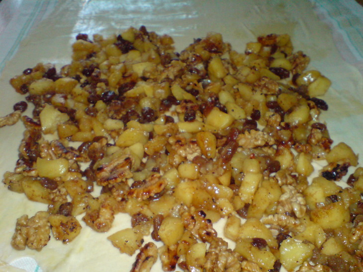 Штрудель с карамелизированными яблоками ,орехами и мороженым: шаг 5