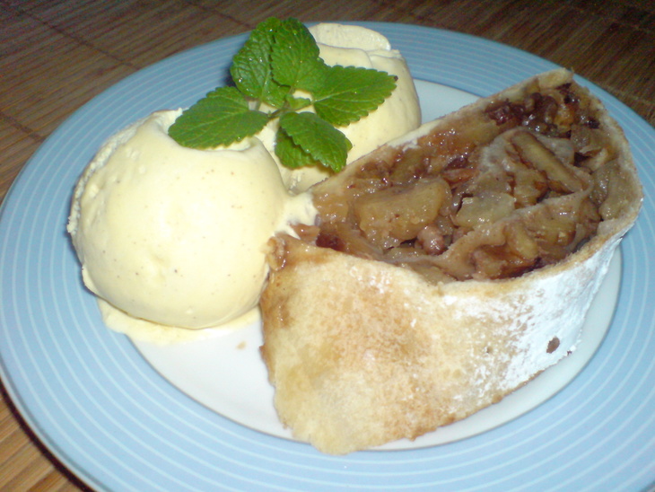 Штрудель с карамелизированными яблоками ,орехами и мороженым: шаг 9