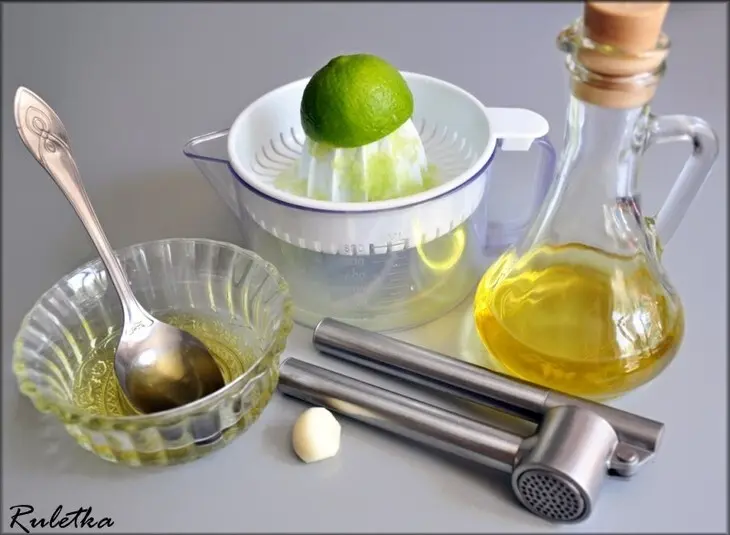 Розмариновые шашлычки из форели с картофельно-сельдереевым пюре и овощным салатом + десерт"трюфель".: шаг 5