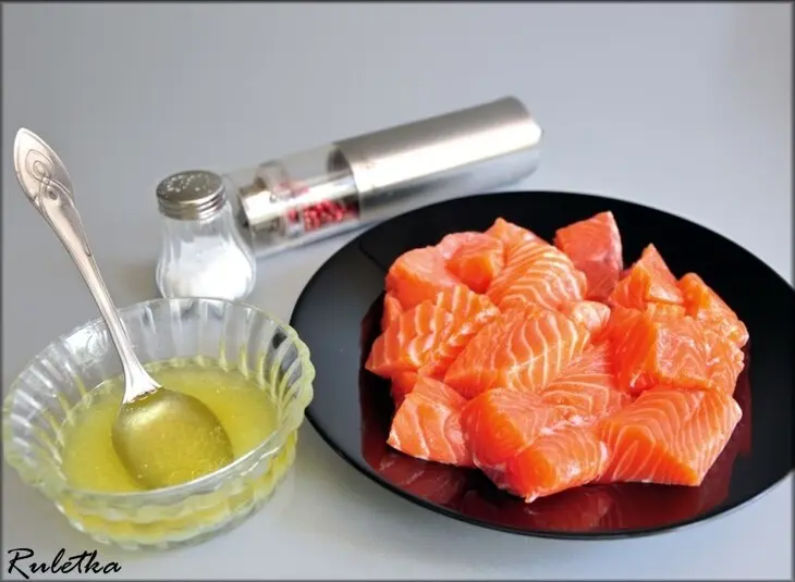Розмариновые шашлычки из форели с картофельно-сельдереевым пюре и овощным салатом + десерт"трюфель".: шаг 6
