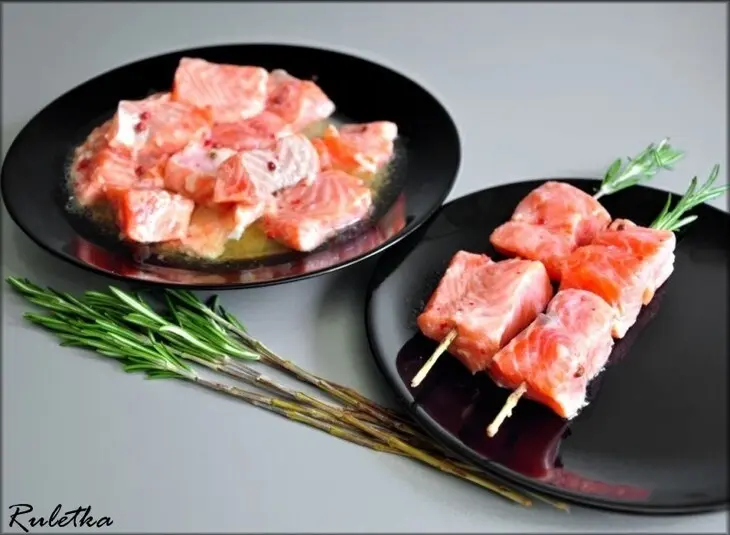 Розмариновые шашлычки из форели с картофельно-сельдереевым пюре и овощным салатом + десерт"трюфель".: шаг 7
