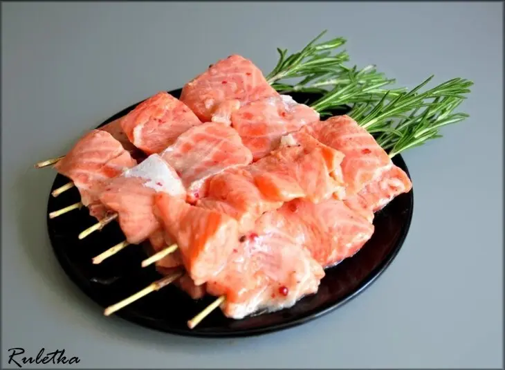 Розмариновые шашлычки из форели с картофельно-сельдереевым пюре и овощным салатом + десерт"трюфель".: шаг 8