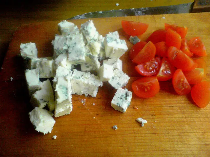 Зеленый салат с помидорами и сыром  дор блю: шаг 2