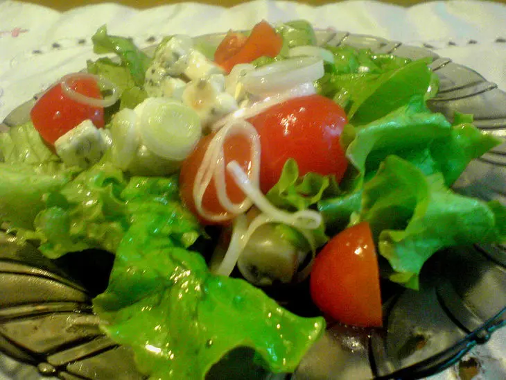 Зеленый салат с помидорами и сыром  дор блю: шаг 3