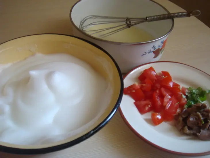 Омлет по-деревенски с помидорами: шаг 2