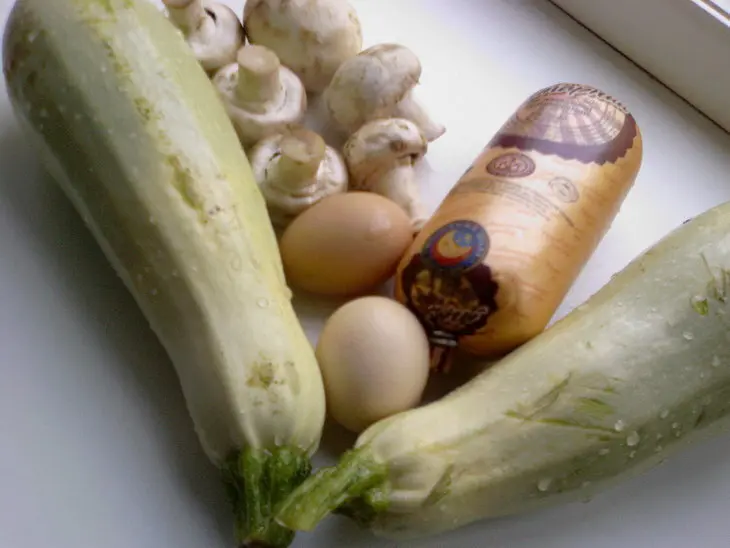 Закусочный торт из кабачков с пастообразным сыром, грибами и зеленью.: шаг 1