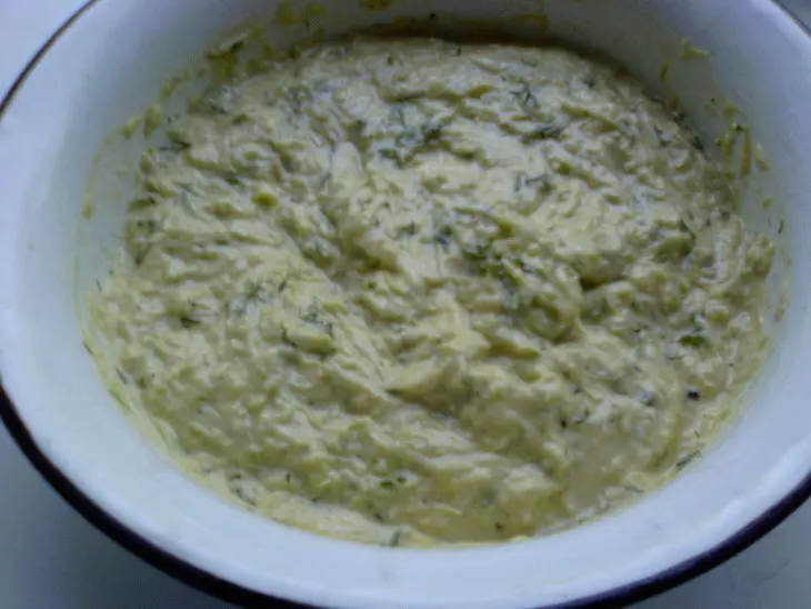 Закусочный торт из кабачков с пастообразным сыром, грибами и зеленью.: шаг 3