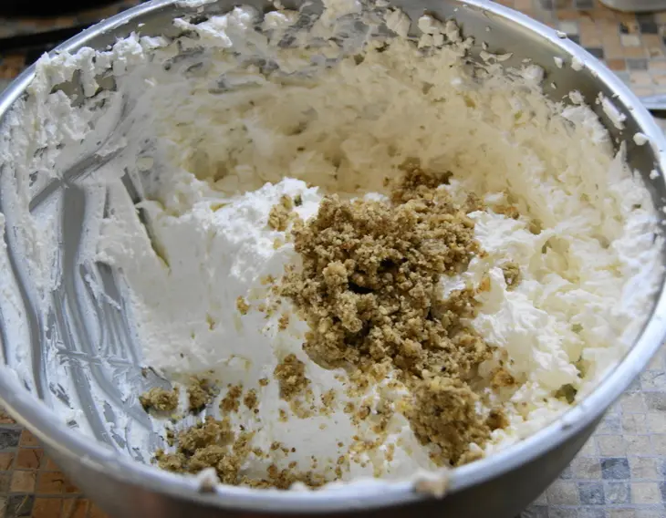 Творожное и творожно-шоколадное мороженое с грецкими орешками: шаг 5