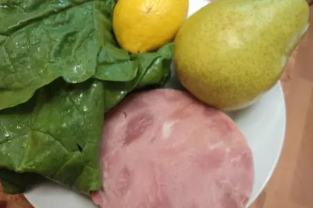 Салат со шпинатом, жареной грушей и ветчиной: шаг 1
