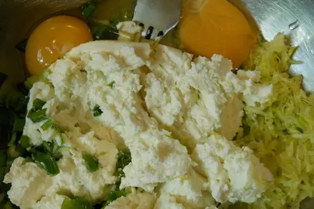 Нежные сырники с зеленым луком и кабачком.: шаг 1
