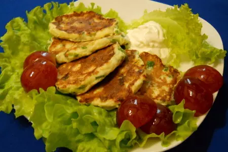 Нежные сырники с зеленым луком и кабачком.: шаг 2