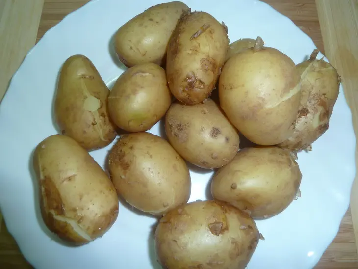Молодой картофель со сметанным соусом ( очень просто, очень быстро и невероятно вкусно): шаг 4