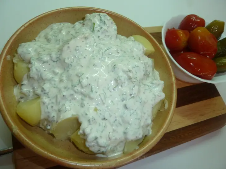 Молодой картофель со сметанным соусом ( очень просто, очень быстро и невероятно вкусно): шаг 8