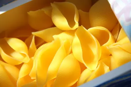 Конкильони (conchiglioni) с мясным фаршем и орехами в сливочном соусе.: шаг 2