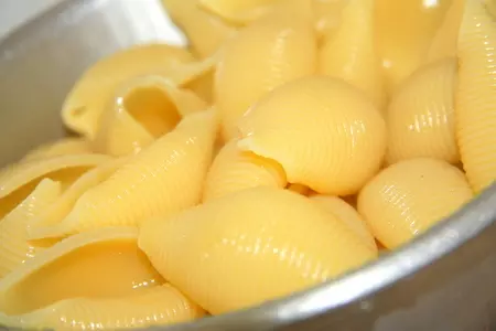 Конкильони (conchiglioni) с мясным фаршем и орехами в сливочном соусе.: шаг 6