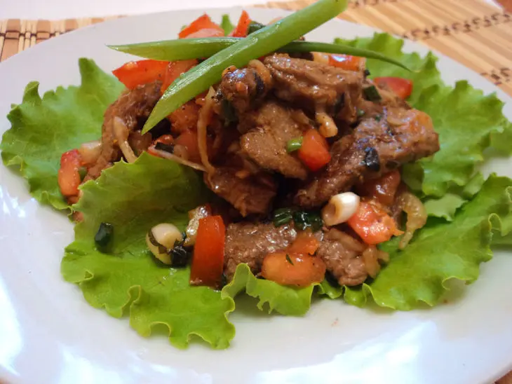 Салат с маринованной говядиной и помидором.: шаг 1