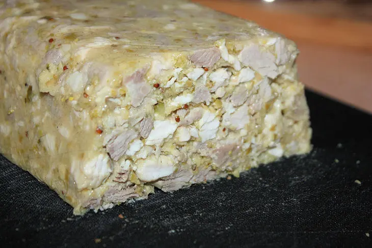 Заливная закуска «мясной микс»: шаг 12