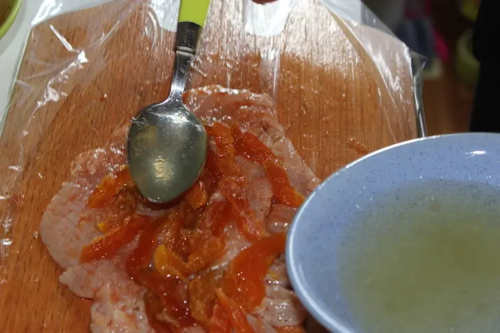 Куриные рулеты с курагой: шаг 3