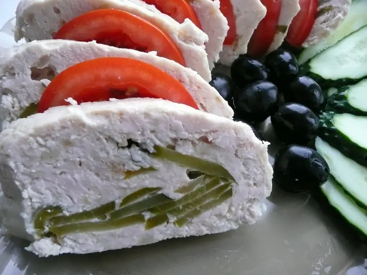 Рулет из курочки с горчицей и огурчиками: шаг 8
