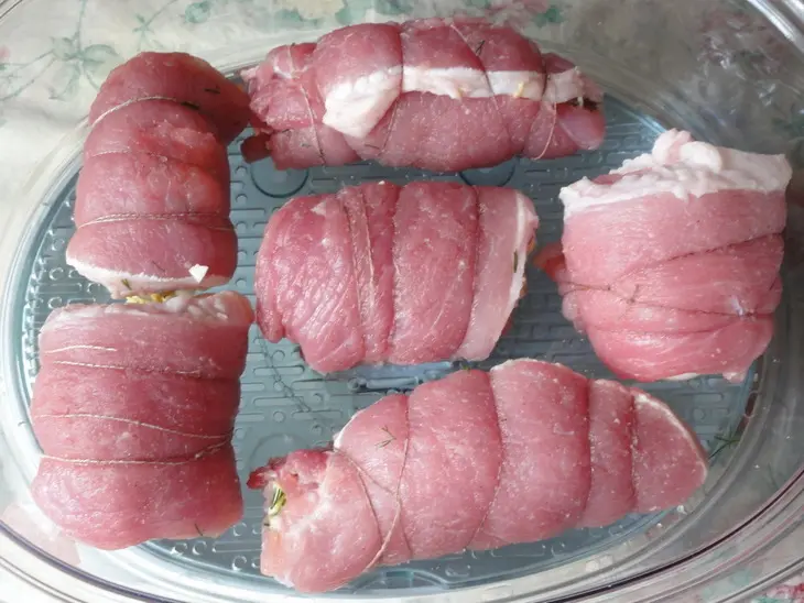 Мясные рулетики с изысканным гранатовым соусом: шаг 4