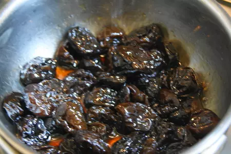 Торт цирк с медовыми коржами и сметанно-маслянным кремом с карамелизированными изюмом и черносливом: шаг 3