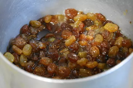 Торт цирк с медовыми коржами и сметанно-маслянным кремом с карамелизированными изюмом и черносливом: шаг 4