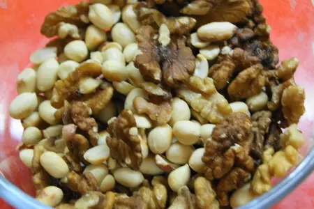 Торт цирк с медовыми коржами и сметанно-маслянным кремом с карамелизированными изюмом и черносливом: шаг 6